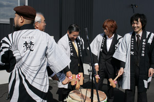 英語では「BORN」と書きます